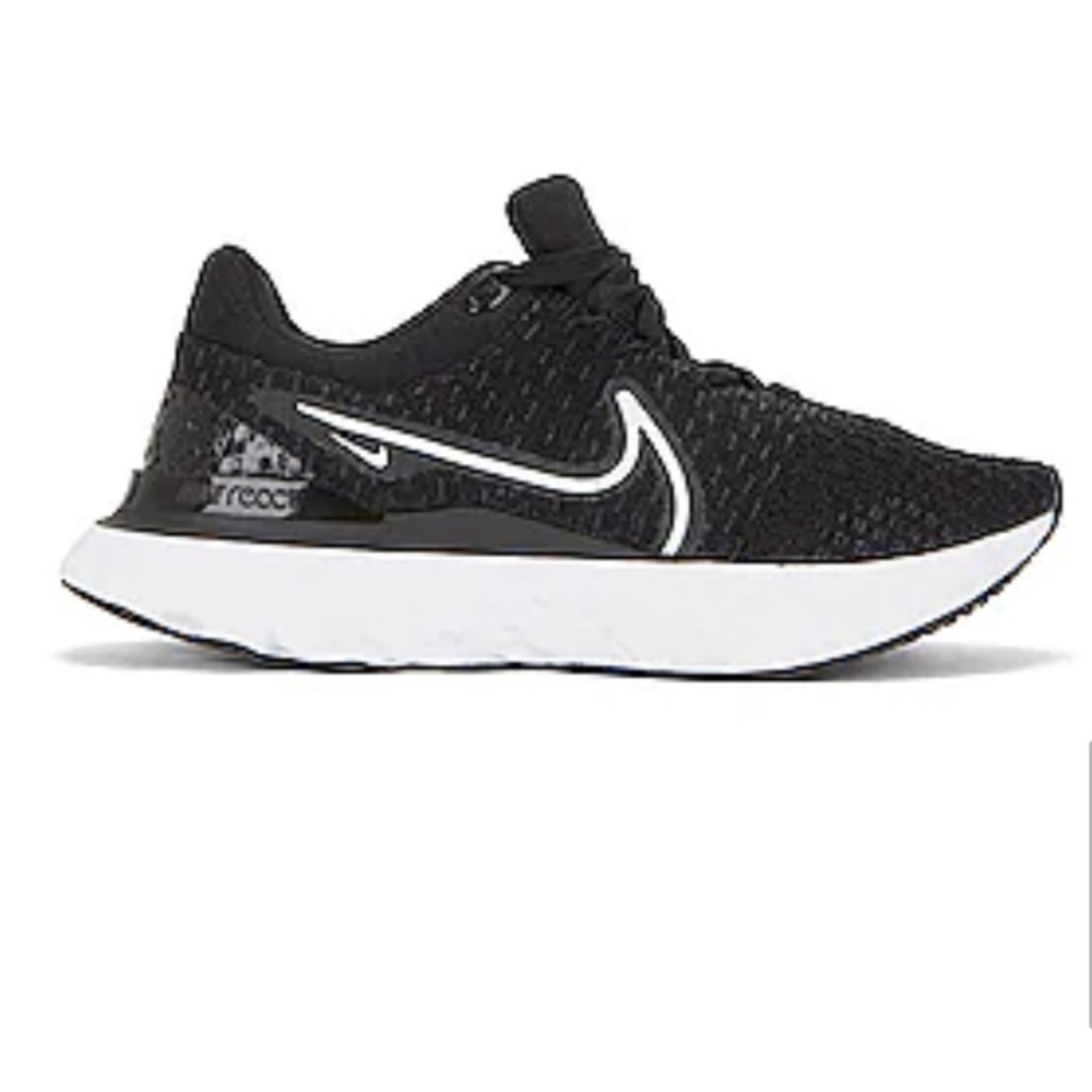 React Infinity Run F3lyknit in Black & White
Nike size 8